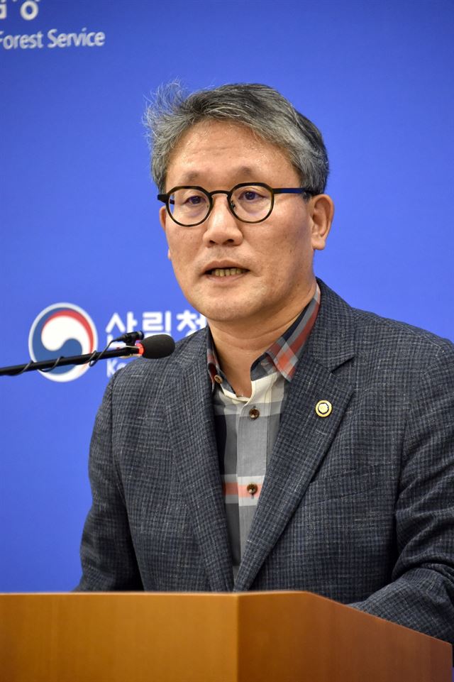 김재현 산림청장이 26일 정부대전청사에서 브리핑을 갖고 퇴직공무원에 대한 전관예우 등을 막기 위한 대책을 발표하고 있다. 산림청 제공