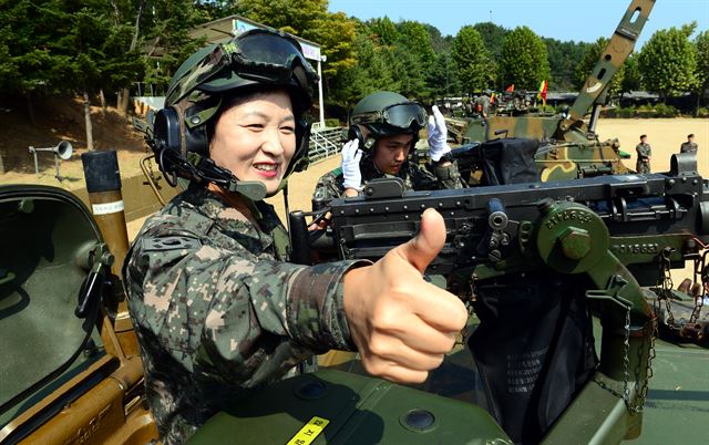 추미애 더불어민주당 대표가 26일 오후 경기도 고양시 9사단 전차대대를 방문해 K-1 전차에 탑승, 포즈를 취하고 있다. 오대근기자