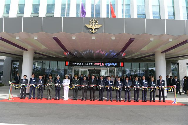 국방대가 26일 충남 논산시로 이전하고 본격 업무에 들어갔다. 사진은 개청 기념 테이프 커팅식. 논산시 제공