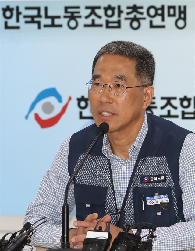 김주영 한국노총 위원장이 26일 서울 여의도 한국노총에서 기자회견을 열고 새로운 사회적 대화를 위해 대통령을 포함한 8자 회의를 제안하고 있다. 연합뉴스