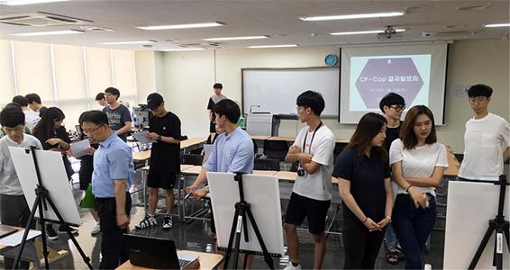 한국산업기술대 창의적 프로젝트 기반 학습동아리(CP-cop) 결과 발표회에서 학생들이 팀별 결과물을 살펴보고 있다. 한국산업기술대 제공