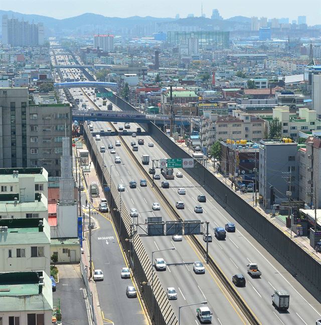 1968년 12월 개통돼 국가성장의 대동맥 역할을 해 왔던 경인고속도로가 일반도로로 전환되면서 역사적으로 사라진다.11월부터 서인천IC~인천종점까지 10.45㎞ 가 전 구간 동시 착공할 계획이다. 경인일보 제공