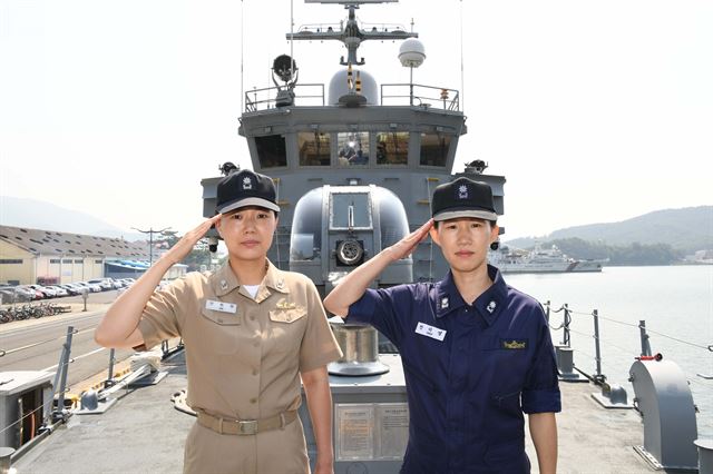 해군이 1945년 창설 이래 최초로 여군 함장과 고속정 편대장을 구성할 정도로 군대 내 여성의 입지가 향상됐으나 여군의 근무환경은 여전히 열악한 것으로 드러났다. 사진 속 인물은 최소 여군 함장과 고속정 편대인 안희현 소령(57기ㆍ왼쪽)과 안미영 소령(사후98기). 해군본부 제공