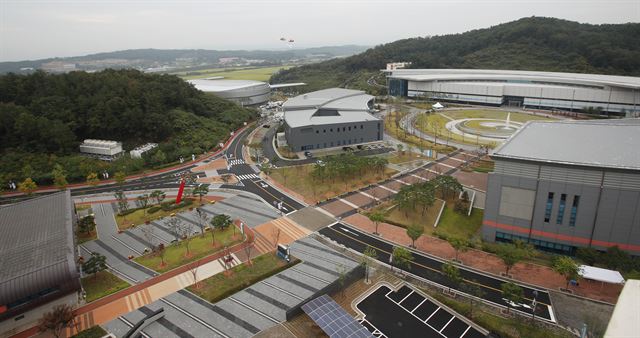 한국 엘리트 스포츠의 새 요람 진천선수촌이 8년간의 대규모 공사를 마치고 27일 공식 개촌한다. 문화체육관광부와 대한체육회는 이날 오후 3시 진천 국가대표선수촌 개촌식을 열고 한국 체육 100년의 새로운 도약을 만방에 알린다. 1920년 창설된 체육회는 도쿄올림픽이 열리는 2020년 창립 100주년을 맞는다. 사진은 진천선수촌 전경. 진천=연합뉴스