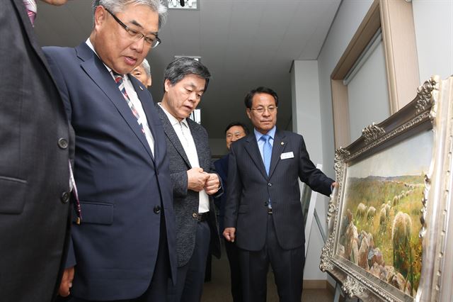 한남대가 27일 교내에서 개최한 '서남대와 함께 가기 위한 바자회'에서 이덕훈(오른쪽) 총장 등 참석자들이 기증 물품을 살펴보고 있다. 한남대 제공