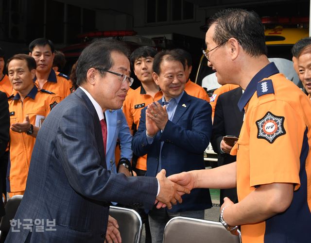 홍준표 자유한국당 대표기 27일 서울 영등포소방서를 방문해 소방관과 악수하고 있다.오대근기자 inliner@hankookilbo.com