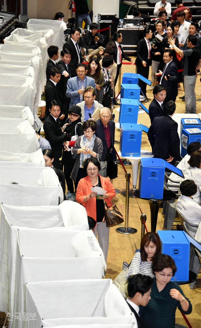 서울 서초구 반포 주공1단지 조합원들이 27일 잠실 실내체육관에서 열린 공동사업자 선정 총회에서 투표를 하고 있다. 조합원 2,294명 중 2,193명(95.6%)이 투표에 참여한 가운데 현대건설(1,295표)이 시공사로 선정됐다. 배우한 기자