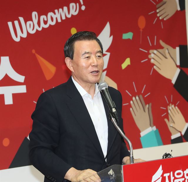 자유한국당 사무총장인 홍문표 의원이 1일 여의도 당사에서 열린 제1기 신입당원 연수식에서 축사를 하고 있다. 연합뉴스