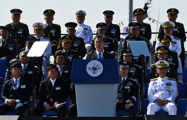 문재인 대통령이 28일 경기도 평택 해군 제2함대 사령부에서 열리는 국군의 날 행사에 참석해 기념사를 하고 있다. 국군의날 행사가 해군기지에서 열리는 것은 창군 이후 처음이다. 이번 행사에선 우리 군의 북한 타격용 무기들을 대거 공개했다. 평택=청와대사진기자단