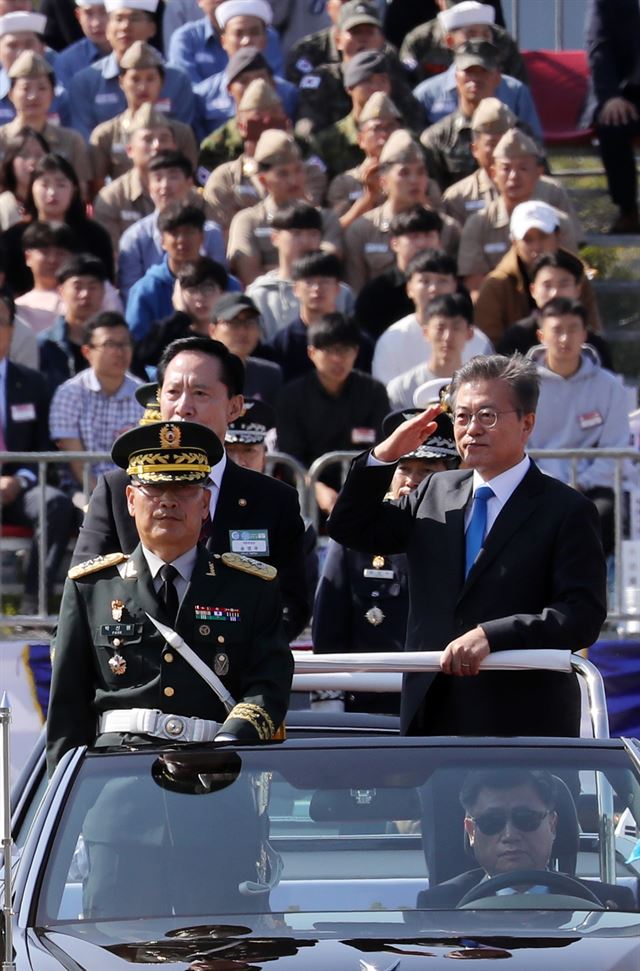 문재인 대통령이 28일 오전 경기도 평택 해군 2함대에서 열린 건군 69주년 국군의날 기념식에서 송영무 국방장관과 함께 사열하고 있다. 평택=연합뉴스