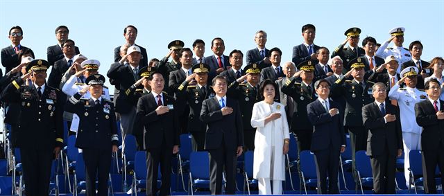 문재인 대통령이 28일 경기도 평택 해군 제2함대 사령부에서 열리는 국군의 날 행사에 참석해 국민의례를 하고 있다. 국군의날 행사가 해군기지에서 열리는 것은 창군 이후 처음이다. 이번 행사에선 우리 군의 북한 타격용 무기들을 대거 공개했다. 평택=청와대사진기자단