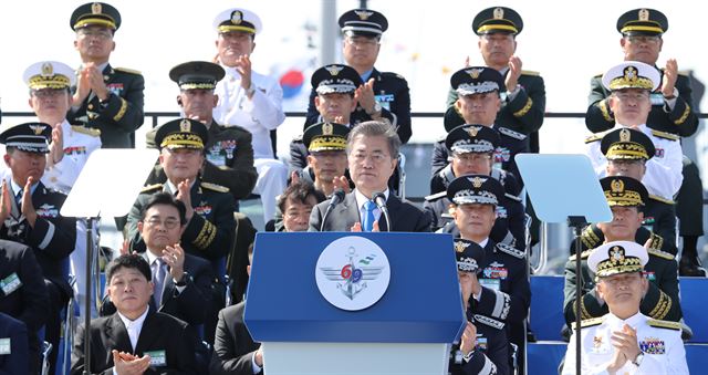 문재인 대통령이 28일 오전 경기도 평택 해군 2함대사령부에서 열린 건군 69주년 국군의날 기념식에서 기념사 중 장병들 노고에 박수를 치고 있다. 평택=연합뉴스