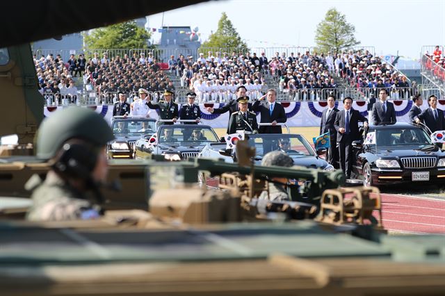 문재인 대통령이 28일 경기 평택 해군 제2함대 사령부에서 열리는 국군의 날 행사에 참석해 송영무 국방장관과 열병하고 있다. 평택=청와대사진기자단