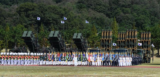 28일 경기도 평택 해군 제2함대 사령부에서 열린 국군의 날 행사에 국군의 최신 무기들이 도열해 있다. 평택=청와대사진기자단