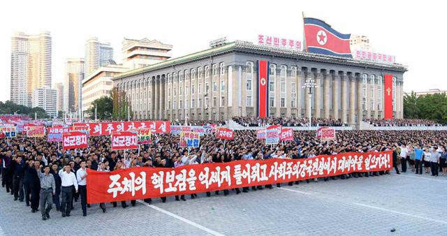 노동신문은 24일 “반미대결전에 총궐기하여 최후승리를 이룩하기 위한 평양시 군중집회가 23일 김일성광장에서 진행됐다”며 10만여 명의 각계각층의 군중이 참가했다고 보도했다. 연합뉴스