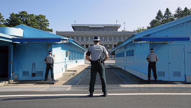 28일 오전 판문점 군사분계선 군사정전위 남측 지역에서 남한 경비병들이 경계 근무를 하고 있다. 판문점=연합뉴스