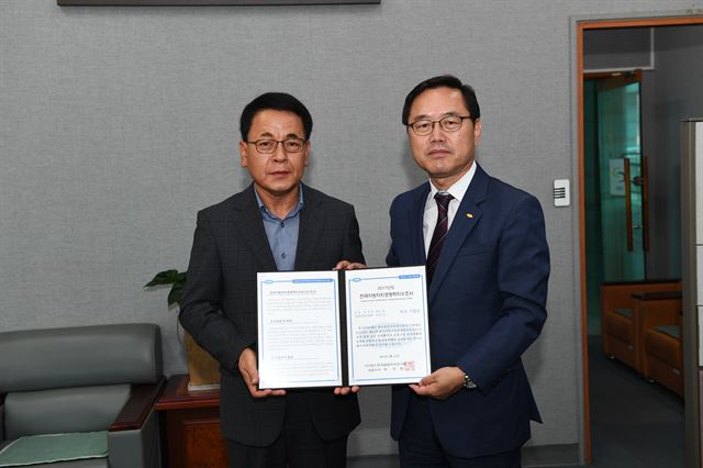 윤포영 기장부군수(왼쪽)와 이기헌 한국공공자치연구원 대표이사.