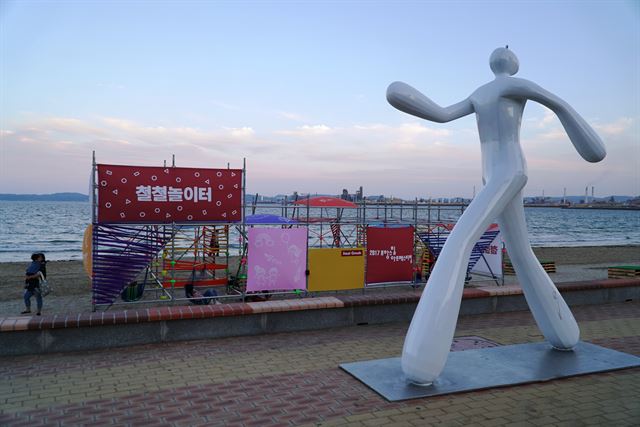 경북 포항 영일대해수욕장에서 열리는 포항스틸아트페스티벌에 전시 중인 작가 박발륜의 작품 '<DoㆍDo Project>-내일로'. 작품 뒤로 모래 위에 철로 만든 놀이터가 설치돼 어린이들이 뛰어 놀고 있다. 김정혜기자 kjh@hankookilbo.com