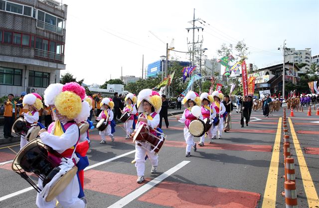 풍성한 가을처럼 민속 최대 명절인 추석 연휴기간에 다양한 축제가 눈길을 끈다. 사진은 서귀포칠십리축제 거리퍼레이드 모습. 제주도 제공.