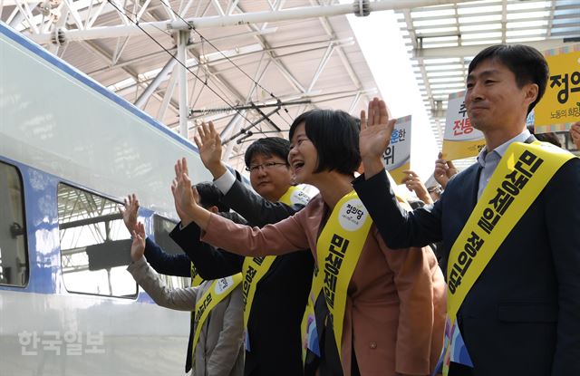 [저작권 한국일보] 정의당 이정미 대표(오른쪽 2번째)가 29일 오후 서울역에서 당원들과 추석 귀성객들 에게 손 흔들며 인사하고 있다.