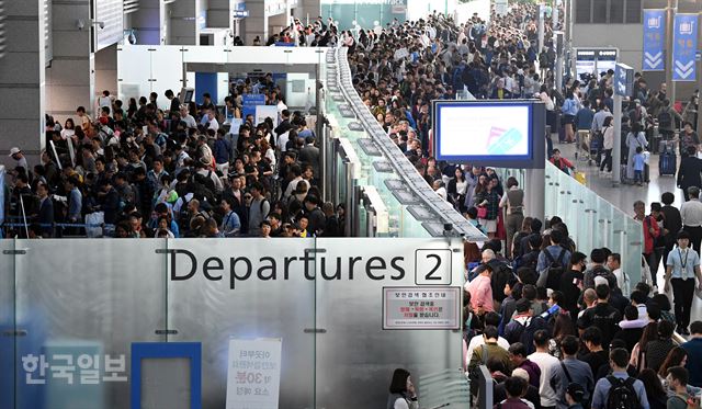 29일 오전 인천국제공항 출국장이 해외여행을 떠나는 사람들로 붐비고 있다. 인천국제공항공사는 다음 달 9일까지 하루 평균 약 18만 여명이 인천공항을 이용할 것으로 예상했다. 서재훈기자