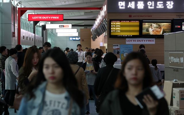 역대 최장 추석연휴 시작을 하루 앞둔 29일 오후 인천국제공항 면세품 인도장이 국외로 떠나는 출국객들로 붐비고 있다. 서재훈기자 spring@hankookilbo.com