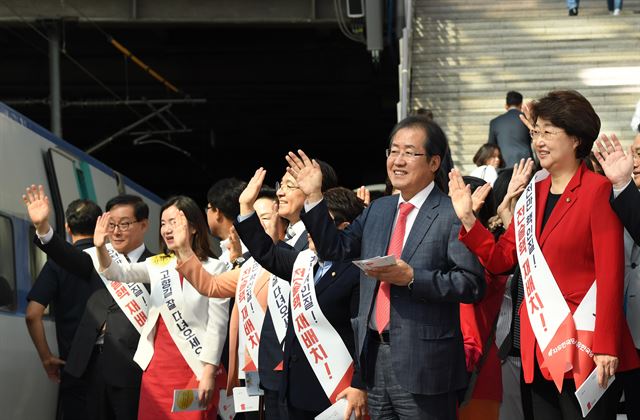 자유한국당 홍준표 대표가 29일 오후 서울역에서 추석 귀성길에 오른 시민들에게 인사를 하고 있다. 류효진기자