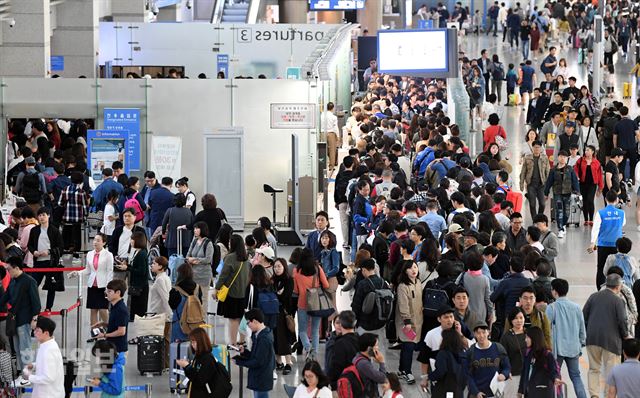 29일 오전 인천국제공항 출국장이 해외여행을 떠나는 사람들로 붐비고 있다. 인천국제공항공사는 다음 달 9일까지 하루 평균 약 18만여명이 인천공항을 이용할 것으로 예상했다. 서재훈 기자 spring@hankookilbo.com