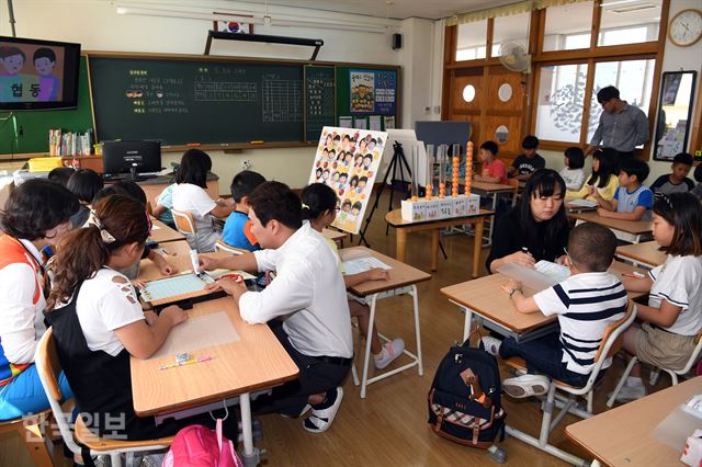 특수교사와 일반교사가 각기 다른 교육적 지원이 필요한 학생들을 대상으로 개별화 교육을 실시하고 있다. 창원=신상순 선임기자 ssshin@hankookilbo.com