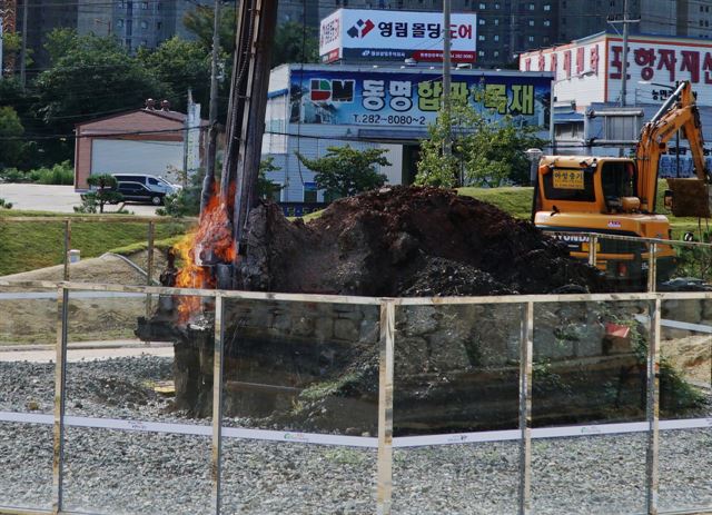 포항시가 공원조성 사업을 벌이던 경북 포항시 대잠동 폐철도부지 지하수 시추공에서 9월27일 현재 불길이 활활 타고 있다. 지난 3월 시추 도중 솟구친 천연가스에 불이 붙은 지 7개월째다. 김정혜기자 kjh@hankookilbo.com