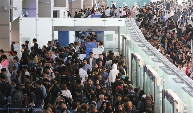 추석 연휴를 하루 앞둔 29일 인천국제공항 여객터미널 출국게이트 앞이 이용객들로 붐비고 있다. 연합뉴스