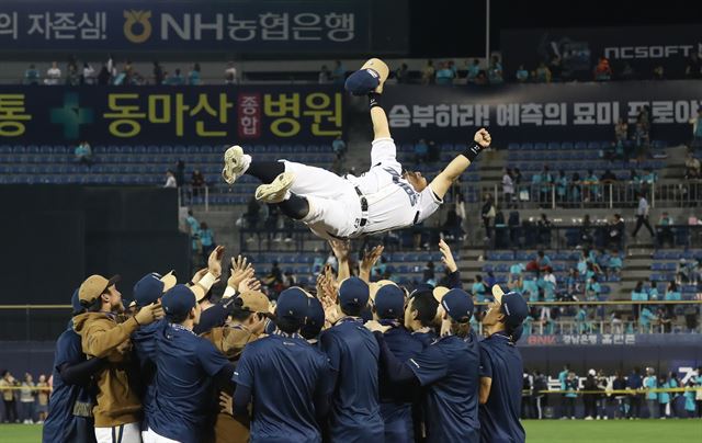 이호준이 동료들에게 헹가래를 받고 있다. 창원=연합뉴스