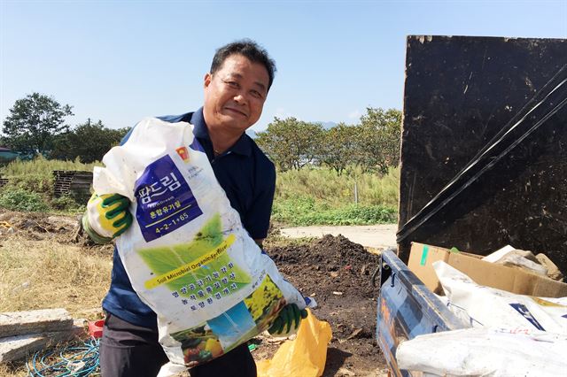 폐품 나르는 최복동 소방장 . 연합뉴스