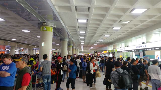 난기류와 강풍 등으로 제주국제공항 항공기 운항에 일부 차질을 빚고 있다. 사진은 제주공항 대합실 전경. 한국일보 자료사진.