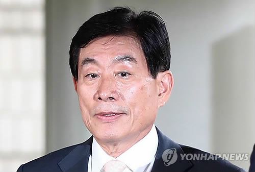 '국가정보원 댓글' 사건으로 기소된 원세훈 전 국정원장이 30일 오후 서울 서초구 서울고등법원에서 열린 파기환송심 선고공판에 출석하고 있다. 연합뉴스