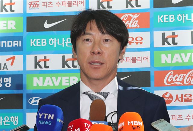 신태용 축구 대표팀 감독이 2일 오전 인천공항을 통해 오는 7일 러시아 대표팀과 평가전이 치러지는 러시아 모스크바로 출국하기에 앞서 인터뷰하고 있다. 영종도=연합뉴스