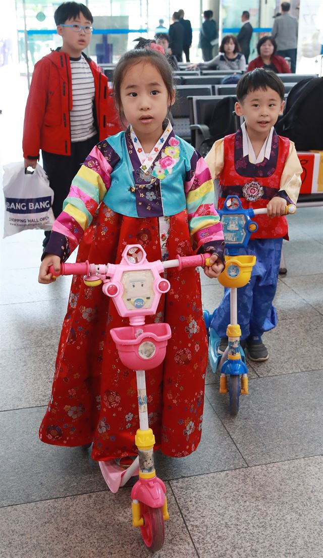 일 오후 인천 연안부두 여객터미널에서 부모와 함께 승봉도로 향하는 어린이들이 한복을 입은 채 킥보드를 타고 대합실로 향하고 있다.연합뉴스