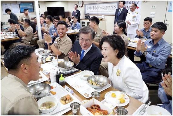 문재인 대통령과 김정숙 여사가 지난달 28일 경기도 평택 제2함대 사령부 문무대왕함에서 장병들과 오찬을 갖고 대화하고 있다. 청와대 제공