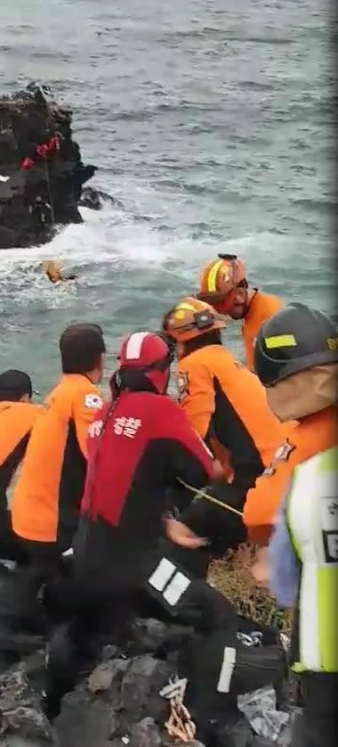 2일 오후 4시59분쯤 제주시 애월읍 신엄리 해안도로에서 200∼300ｍ 떨어진 갯바위에서 낚시객을 태우려던 고무보트가 전복되자 출동한 해경과 119구조대원들이 구조작업을 벌이고 있다. 제주해양경비안전서 제공.