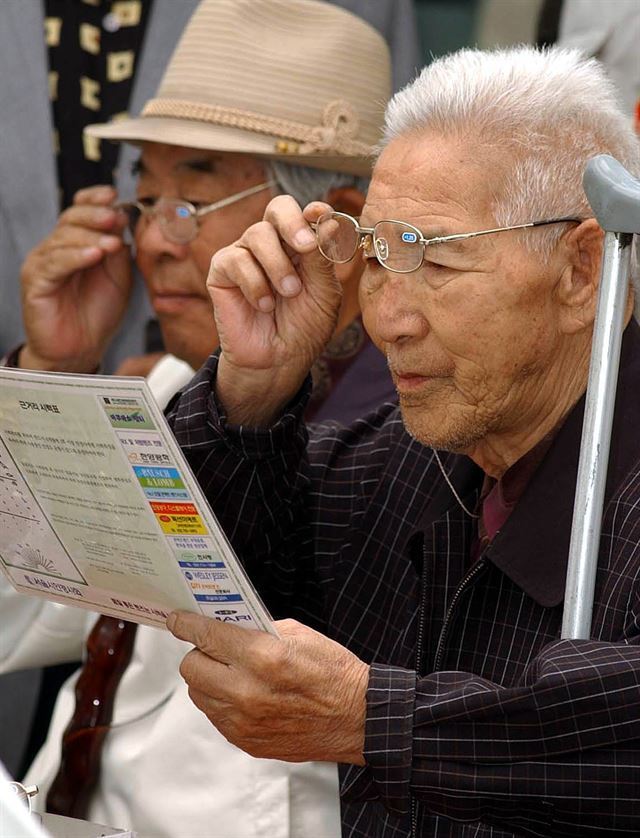 황반변성은 노안과 혼동되기 쉽지만 방치하면 실명의 위험이 있다. 한국일보 자료사진