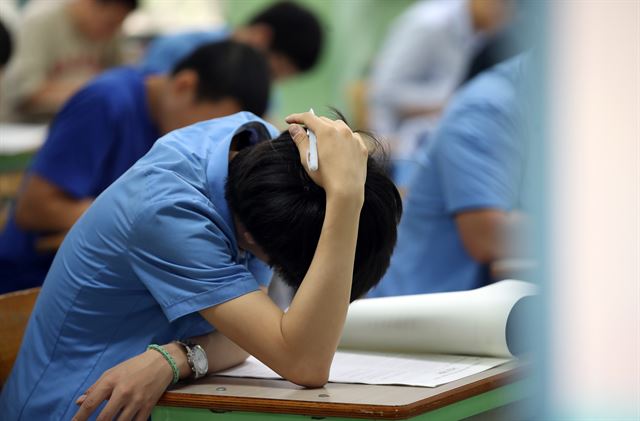 서울의 한 고등학교에서 학생들이 시험을 보고 있다. 연합뉴스 자료사진