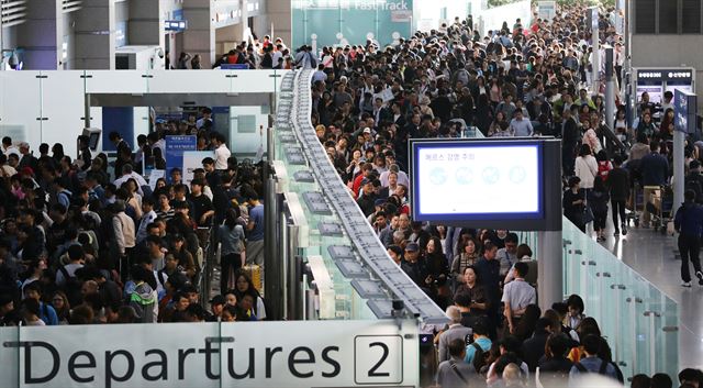 추석 황금연휴를 앞둔 지난달 29일 오전 인천공항 여객터미널 출국장이 여행객들로 붐비고 있다. 영종도=연합뉴스