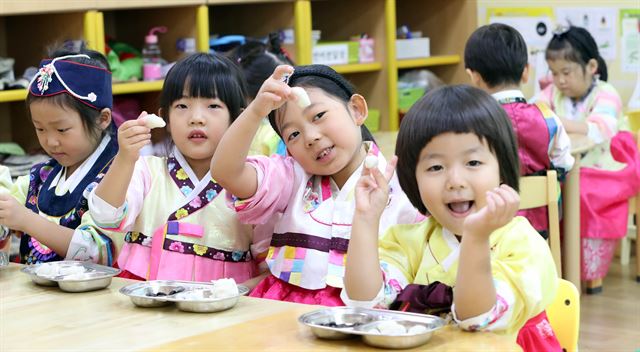 추석 연휴를 앞둔 28일 대전 유성구청 어린이집에서 아이들이 송편 만들기를 하고 있다. 연합뉴스