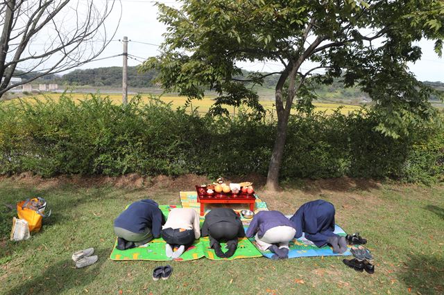 추석인 4일 경기도 파주시 임진각에서 실향민 가족이 북녘을 향해 절을 올리고 있다. 연합뉴스