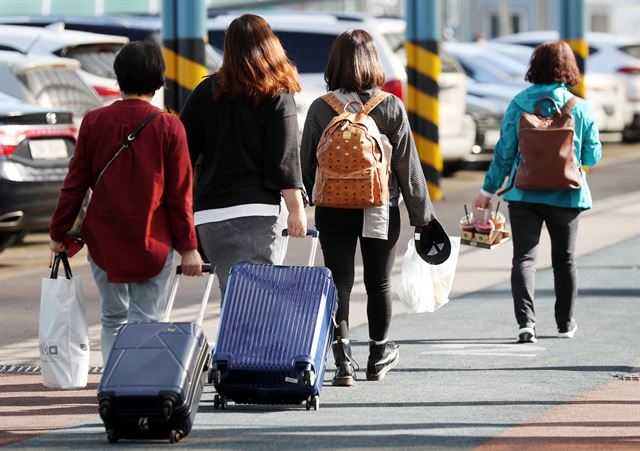 귀성객들이 2일 오전 인천시 중구 인천항 연안여객 터미널에서 덕적도행 여객선에 승선하기 위해 이동하고 있다. 연합뉴스