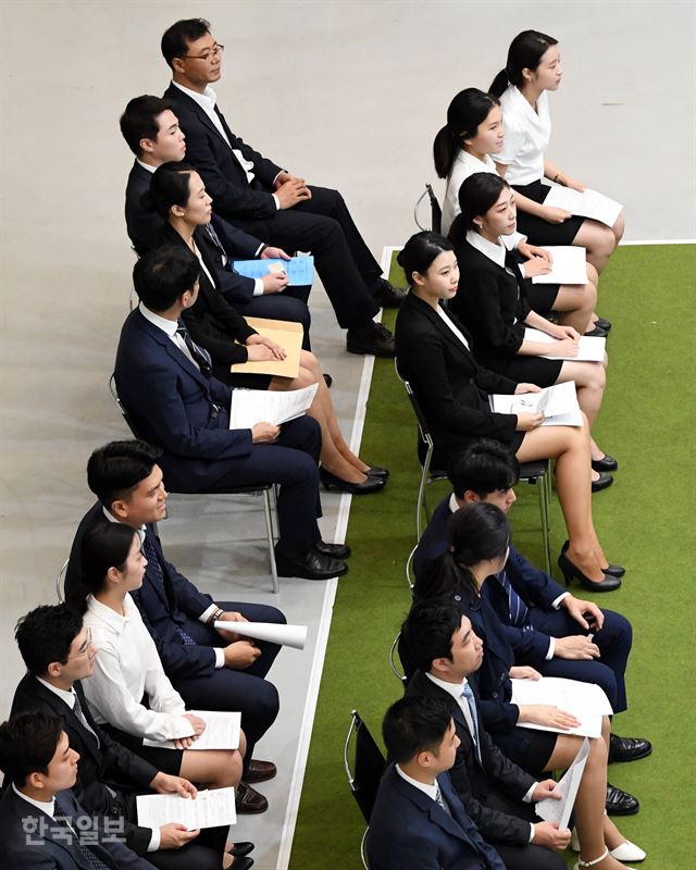 [금융채용 10] [저작권 한국일보].13일 서울 동대문디자인플라자에서 열린 '금융권 공동 채용박람회'를 찾은 청년들이 현장면접을 보고 있다./배우한 기자 /2017-09-13(한국일보)