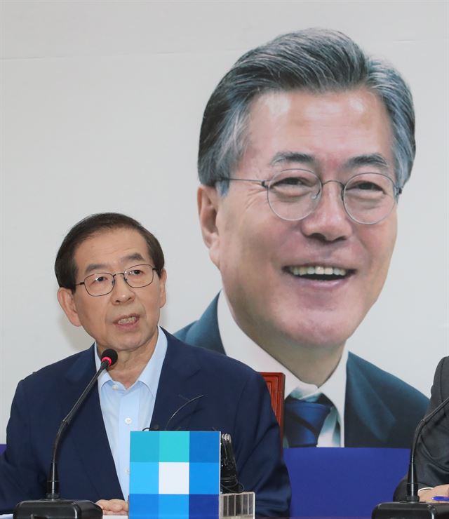 박원순 서울시장이 지난달 19일 국회에서 열린 '적폐청산TF'에 참석해 이명박 정부 당시 국가정보원의 이른바 '박원순 제압문건'과 관련, "이명박 전 대통령을 고소하겠다"고 밝히고 있다. 연합뉴스