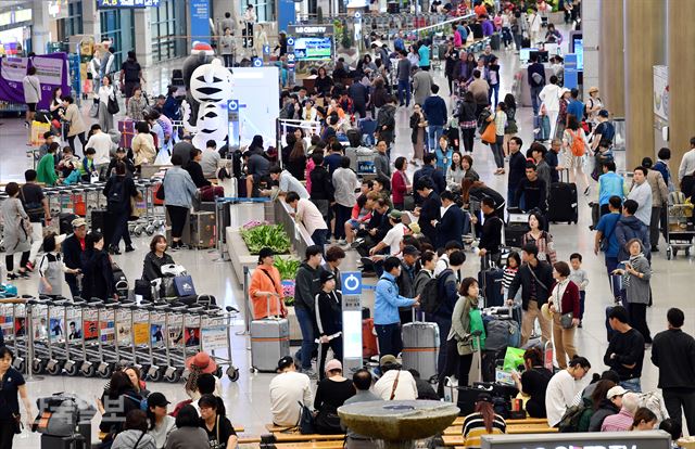 8일 오후 인천공항 입국장이 입국하는 여행객들로 붐비고 있다.영종도=고영권기자youngkoh@hankookilbo.com