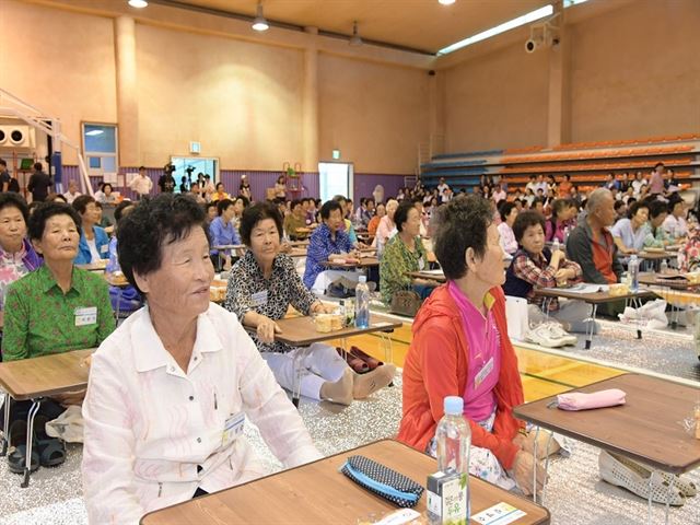 충남 논산시가 '한글대학' 학습자들을 대상으로 지난달 1일 개최한 '어르신 백일장'에서 참가자들이 글짓기에 앞서 설명을 듣고 있다. 논산시 제공