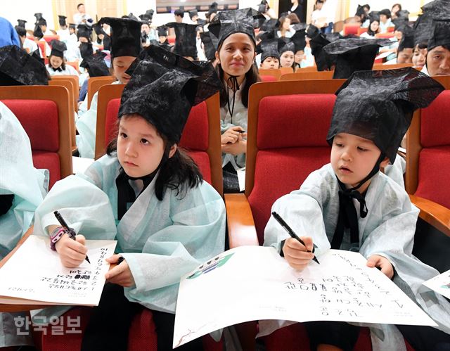 한글날을 하루 앞둔 8일 오후 서울 용산구 국립한글박물관에서 열린 과거시험 체험행사에서 어린이들이 진지한 표정으로 시험을 보고 있다.배우한 기자